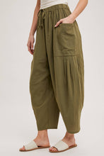 Load image into Gallery viewer, Woven Cropped Pants in Olive