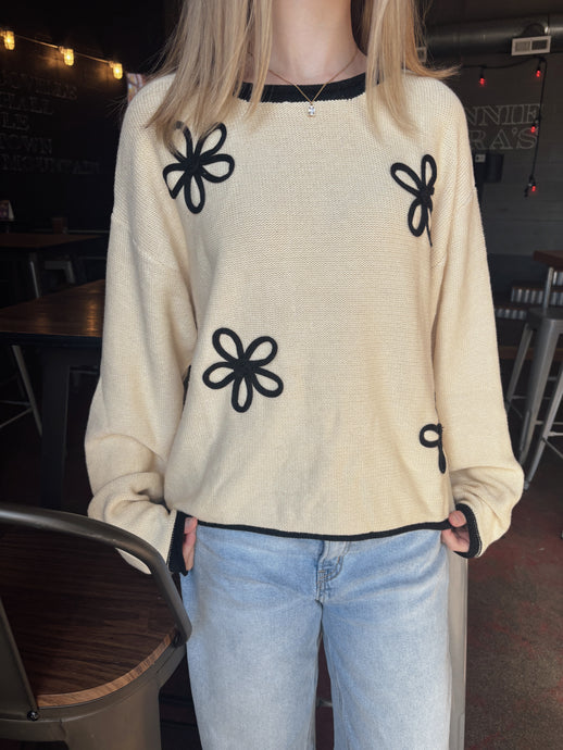 B&W CONTRAST FLORAL APPLIQUE SOFT SWEATER
