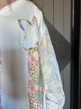 Load image into Gallery viewer, Floral Patch Embroidery Balloon Sleeve Top