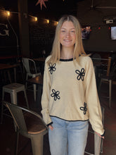 Load image into Gallery viewer, B&amp;W CONTRAST FLORAL APPLIQUE SOFT SWEATER