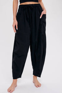 Woven Cropped Pants in Black