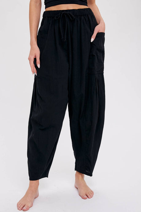 Woven Cropped Pants in Black