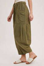 Load image into Gallery viewer, Woven Cropped Pants in Olive